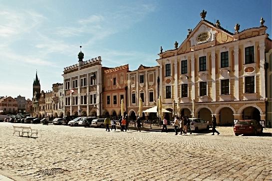 Hotel U Černého orla a radnice v Telči