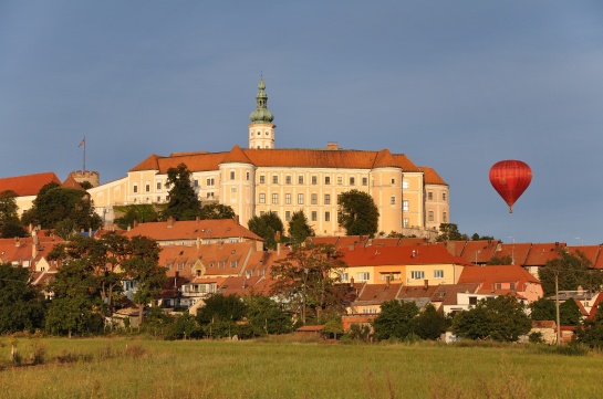 Zámek Mikulov s balónem