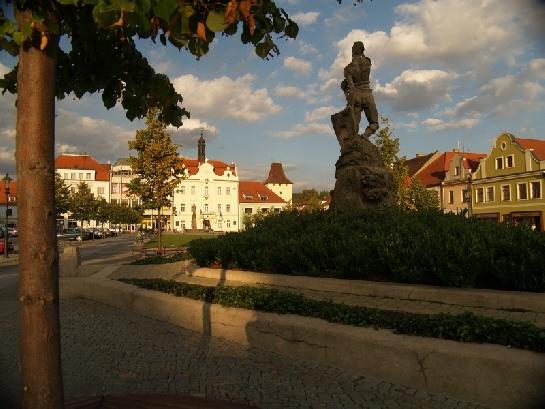 Beroun, Husovo nám. s radnicí a Zábojem