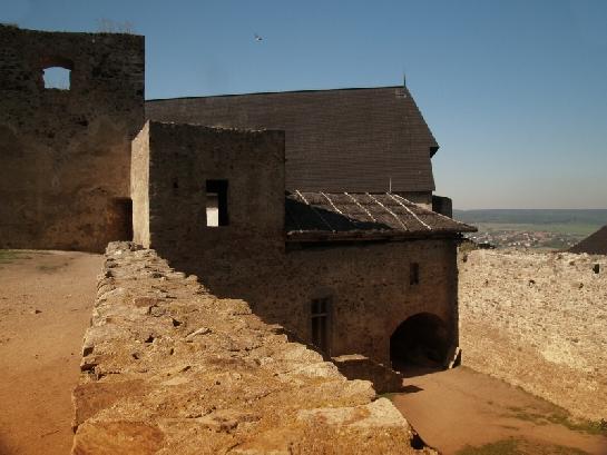 Točník, pohled od dveří král. paláce