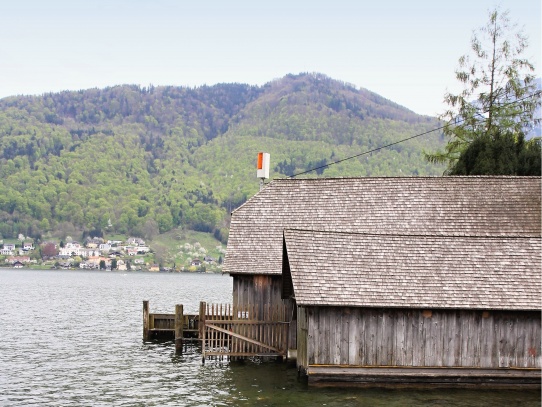 Jezero Traunsee se zámkem Orth