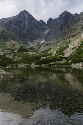 Lomnický a Kežmarský štít od Skalnatého plesa