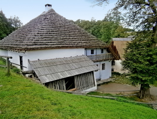 Středověký vodní mlýn Hoslovice