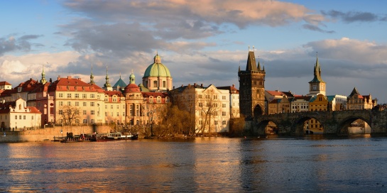 Praha, pohled na nábřeží Starého Města