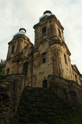 Prošlapané schody do kostela.