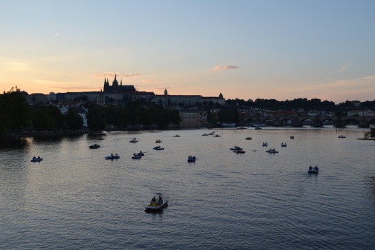 Pozápadní lodičkové hrátky na Vltavě u hradu 2