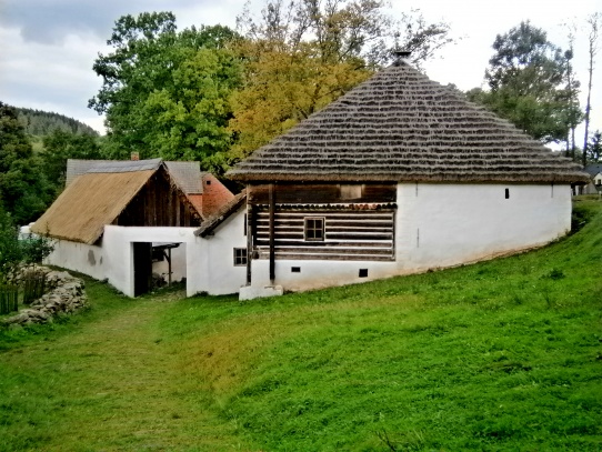 Středověký vodní mlýn Hoslovice