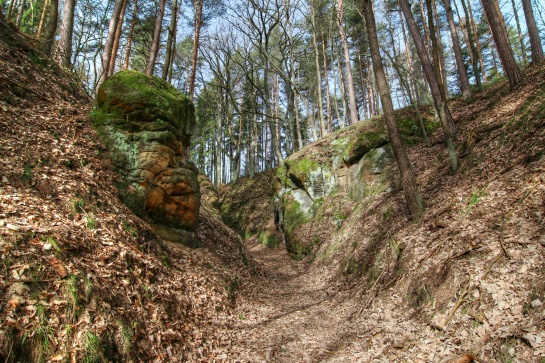 Cesta ke skalní kapli a kamennému oltáři