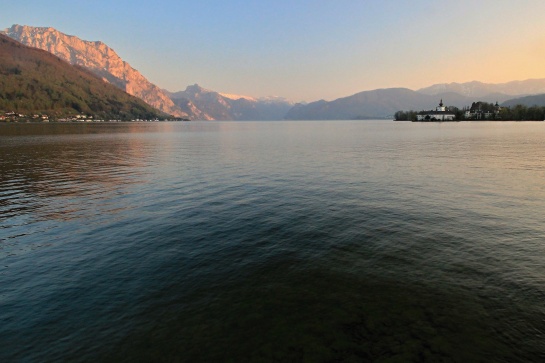 Jezero Traunsee se zámkem Orth