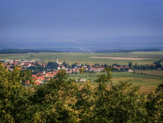 Hora Říp s Rotundou sv. Jiří a sv. Vojtěcha. 