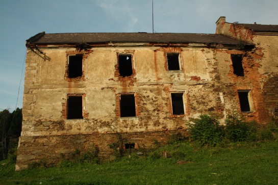 Opuštěný obytný objekt - hostinec.