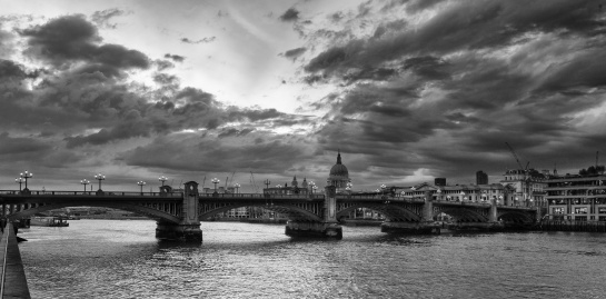 LONDÝN - pohled na LONDON BRIDGE