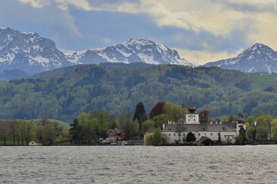 Jezero Traunsee se zámkem Orth