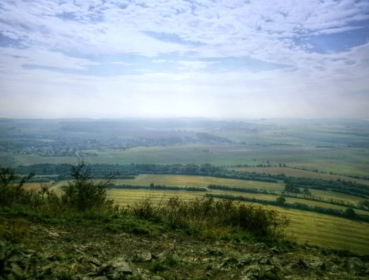 Hora Říp s Rotundou sv. Jiří a sv. Vojtěcha. 