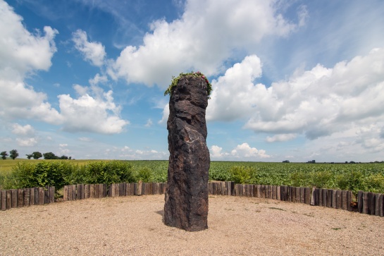 Menhir Zkamenělý pastýř u obce Klobuky