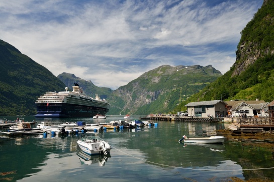 NORSKO - fjord s městečkem Geiranger