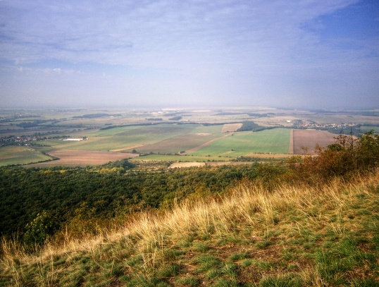 Hora Říp s Rotundou sv. Jiří a sv. Vojtěcha. 