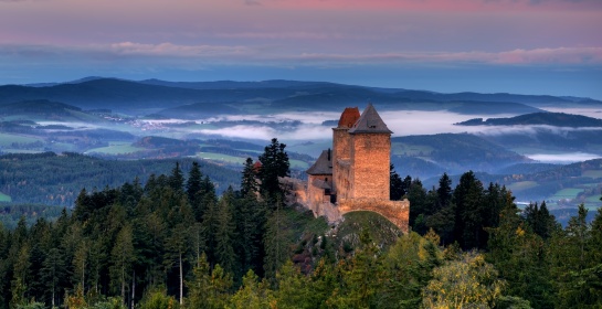 Hrad Kašperk při východu slunce