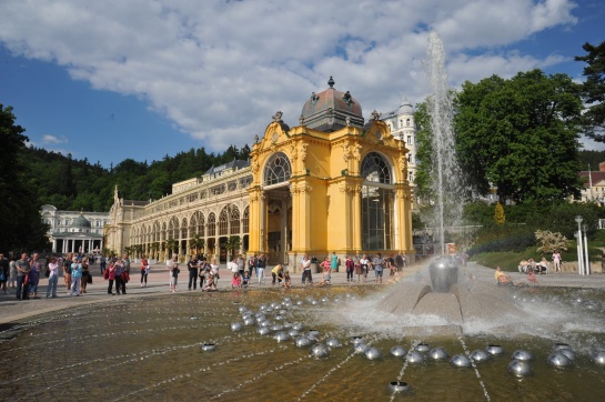 Mariánské Lázně - kolonáda, zpívající fontána