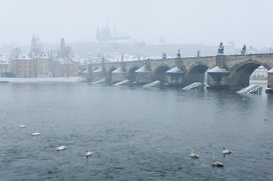 Karlův most a Pražský hrad v zimě