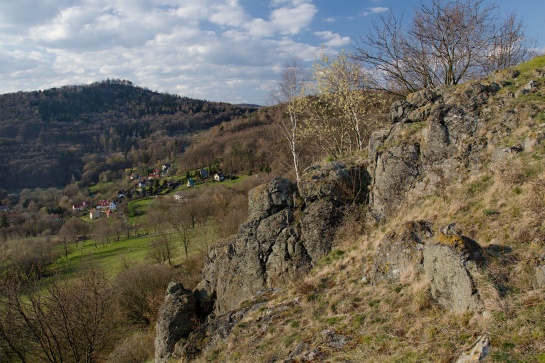 Výhled na Varhošť z Holého vrchu u Hlinné.