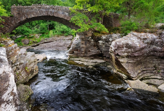 SKOTSKO - řeka u mostu TELFORD'S BRIDGE