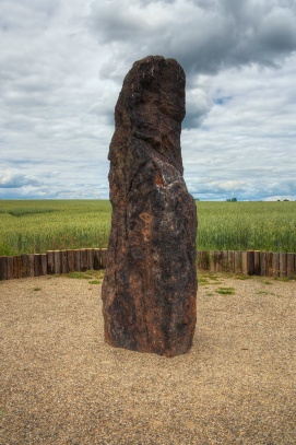 Menhir Zkamenělý pastýř u obce Klobuky