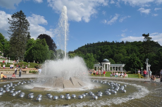 Mariánské Lázně - kolonáda karolinina pramene, zpívající fontána