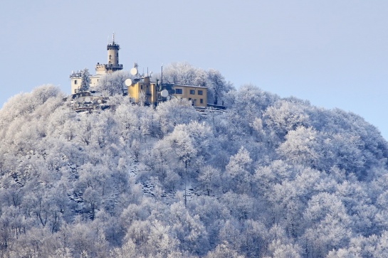 Observatoř na Milešovce  ze zříceniny hradu Ostrý