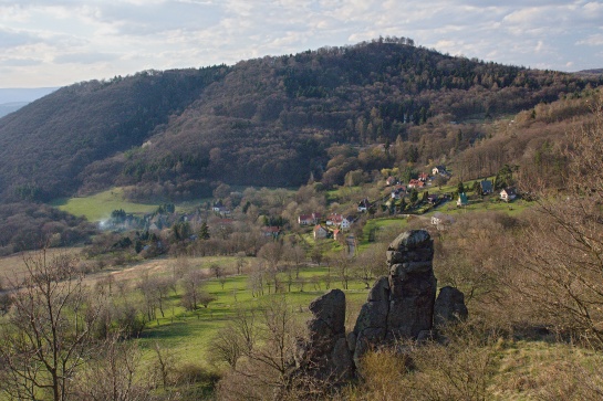 Skály Učitel a žáci, v pozadí Varhošť