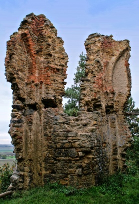 Zřícenina kaple Povýšení sv. Kříže Bříství