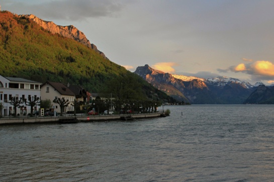 Jezero Traunsee se zámkem Orth