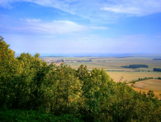 Hora Říp s Rotundou sv. Jiří a sv. Vojtěcha. 