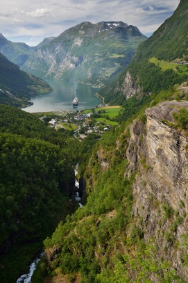 NORSKO - fjord s městečkem Geiranger