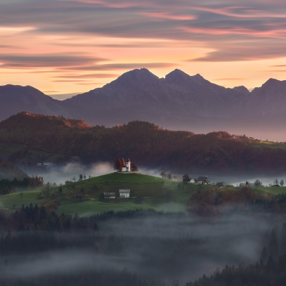 Mlžný úsvit nad kostelem Sv. Tomáše  