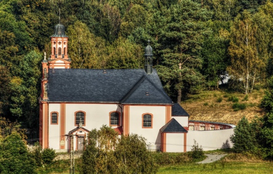 Mařenice – poutní kostel sv. Maří Magdalény a kaple na vrchu Kalvárie