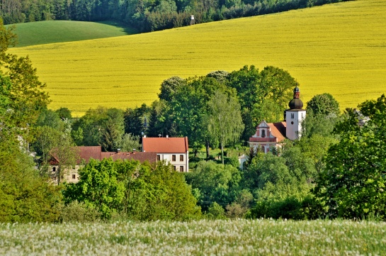 Deštná kostel sv. Václava a bývalá škola