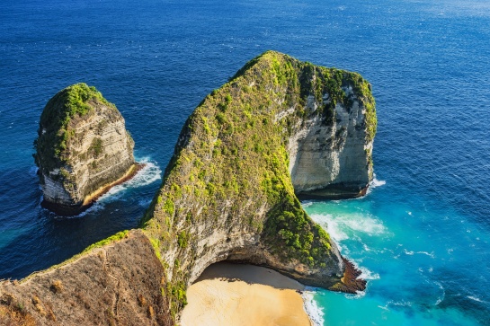 Pohled na pláž Kelingking z Nusa Penida /Indonésie/