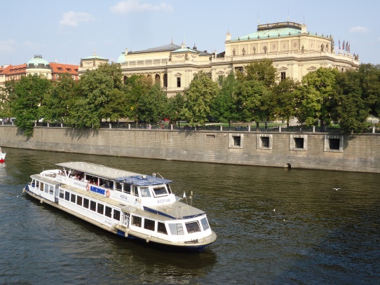 Praha Rudolfinum Vltava