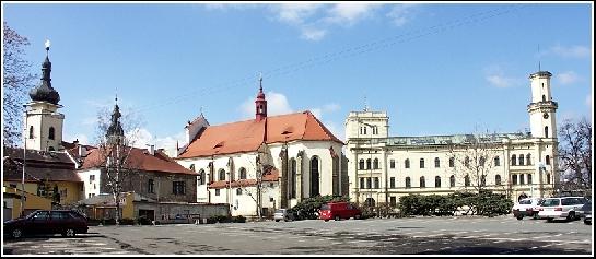 Kostel s magistrátem