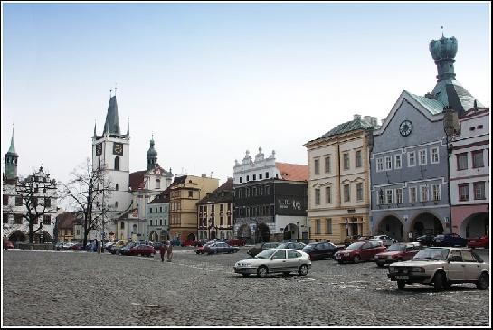 Část náměstí s radnicí a děkan. kostelem