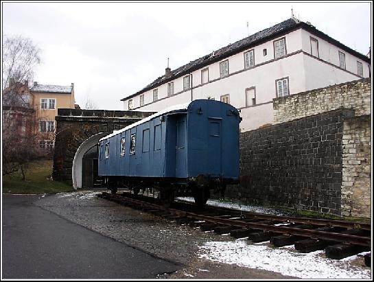 Nefungující železniční tunel.