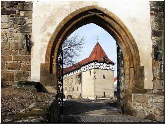 Průhled na vodní hrad.