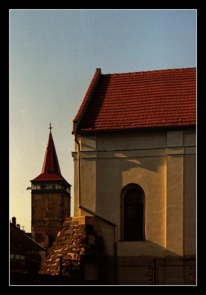 Věž Valdické brány a synagoga