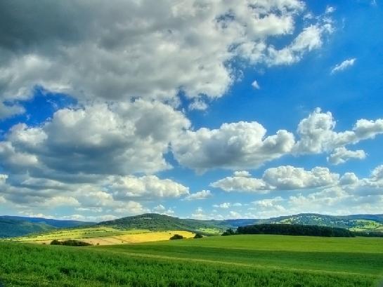 Mraky táhnoucí se nad krajinou