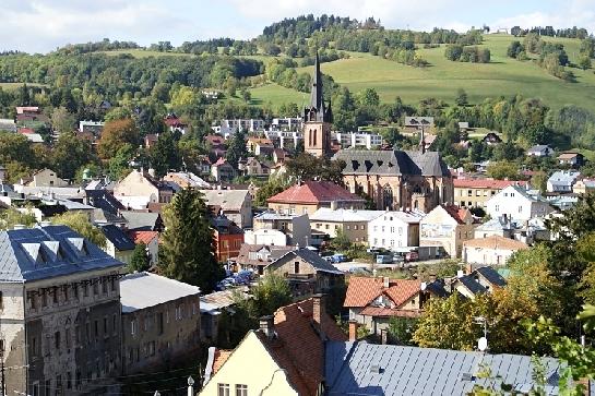 Pohled na město s kostelem