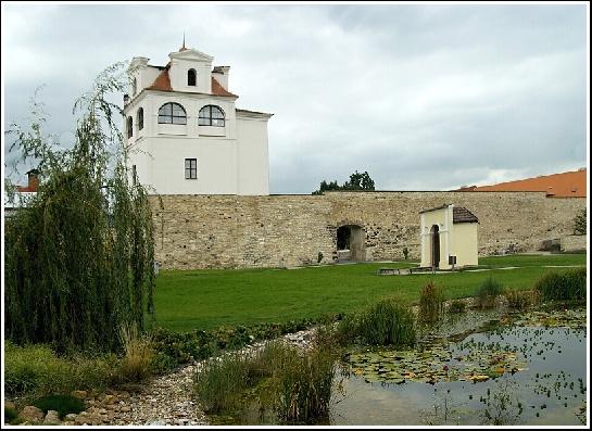 Nový parčík s kapličkou.